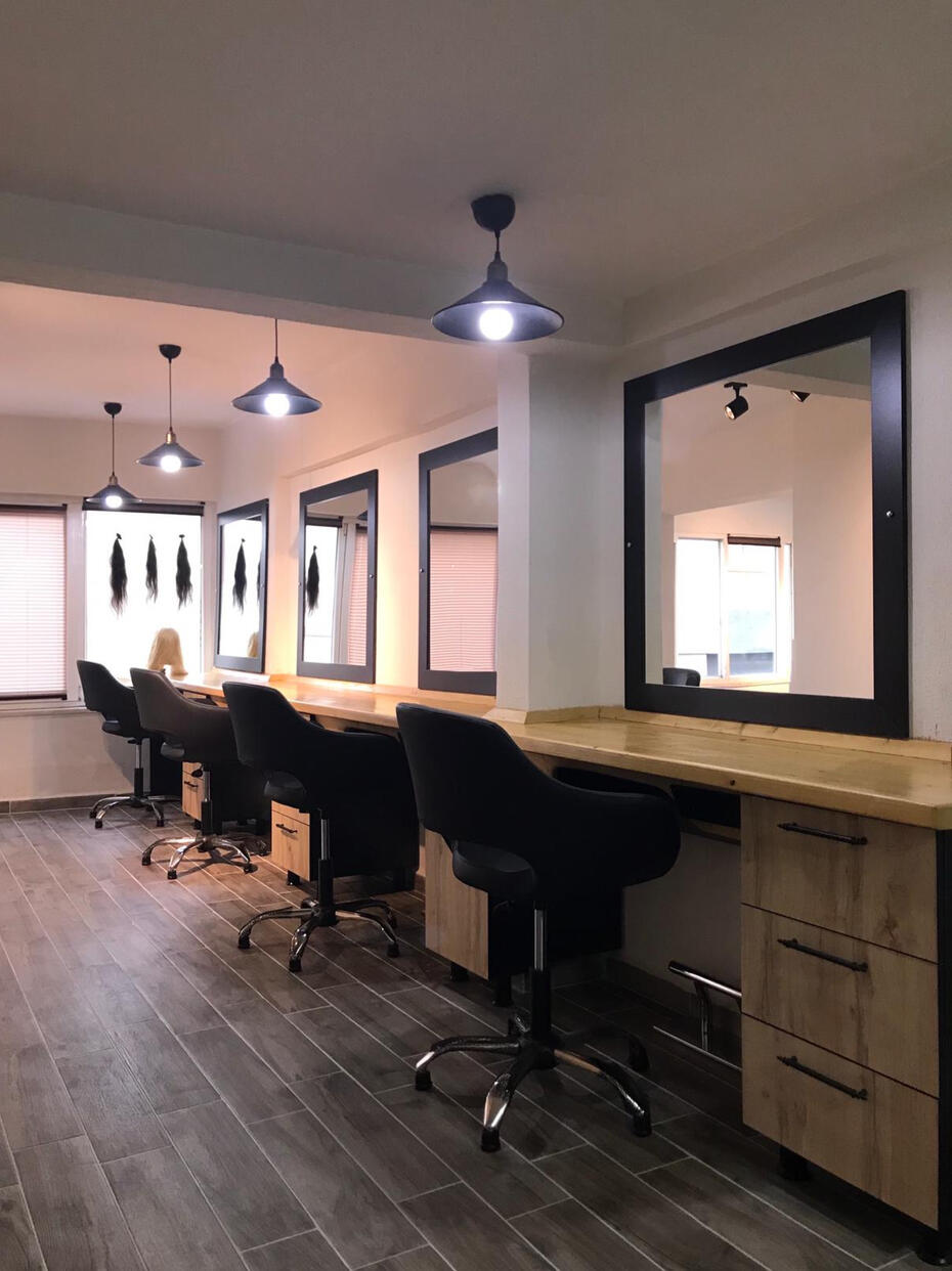 Çanakkale Merkez'deki salonumuzda, uzman ellerde unutulmaz bir kuaför deneyimi sizi bekliyor. Modern ve ergonomik tasarımıyla dikkat çeken koltuklarımızda rahatlayarak saçlarınızı boyatabilir, hijyenik ortamımızda saç bakımınızın keyfini çıkarabilirsiniz.