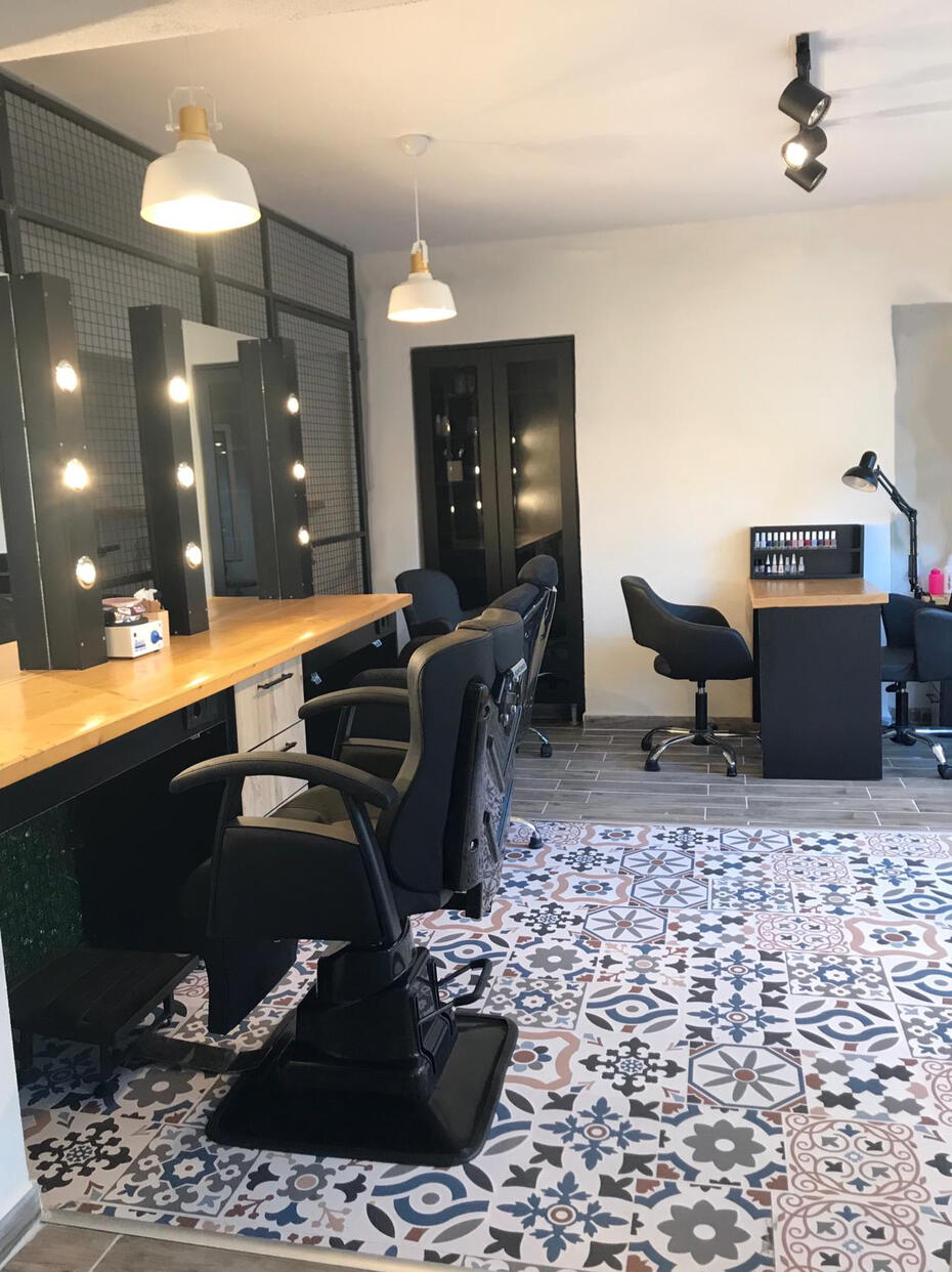 Modern ve şık kuaför salonumuzda saç bakımı keyfi.